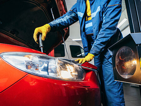 Le contrôle des phares effectué par un professionnel